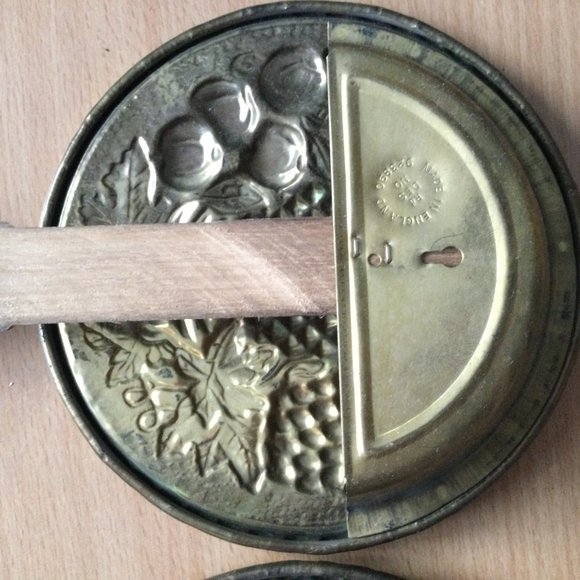 2 vintage wall hangers with brass fruits plate wood handle made in England - Picture 8 of 10